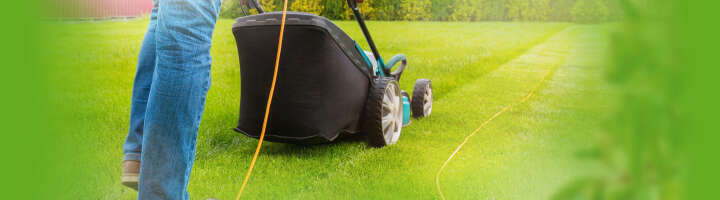 Webshop-Relaunch 2021; 01-01-03-Navigation; Job: 29936
A gardener with a lawn mower is cutting green grass in the garden, in the house backyard on a sunny summer day. The legs of the worker and a lawn mower, a close-up.